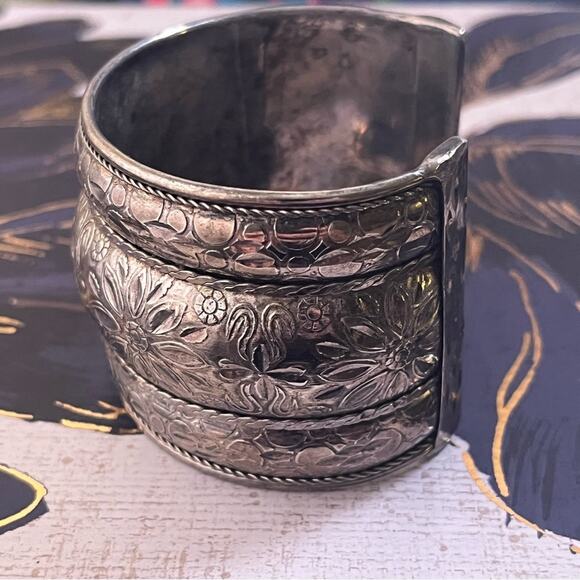 Vintage ENORMOUS Wide Tribal Etched Floral Bangle Silver Cuff Bracelet B1 - Picture 6 of 11